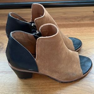 Sorel size 9 suede and leather heeled sandal.